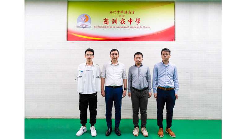 2022年伍衛敏同學(左三)在韓子天副教授(左二)團隊支持下榮獲得全國青少年航天創新大賽一等獎