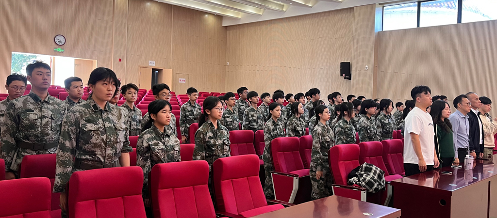 體驗軍事生活 培養愛國精神 ——我校初二級學生參加國防教育營